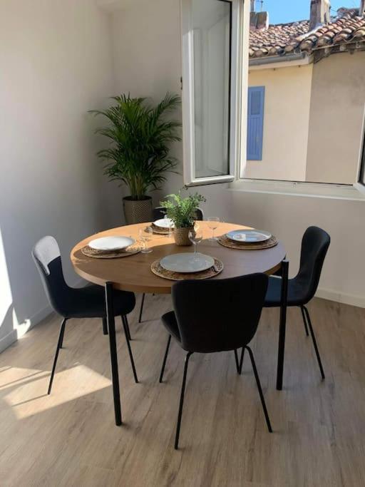 Duplex Au Coeur Du Village De Каси Екстериор снимка